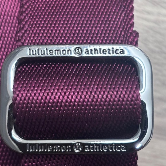 Lululemon Athletica Foldover Crossbody Bag in Bordeaux Drama Travel Adjustable - Picture 4 of 4